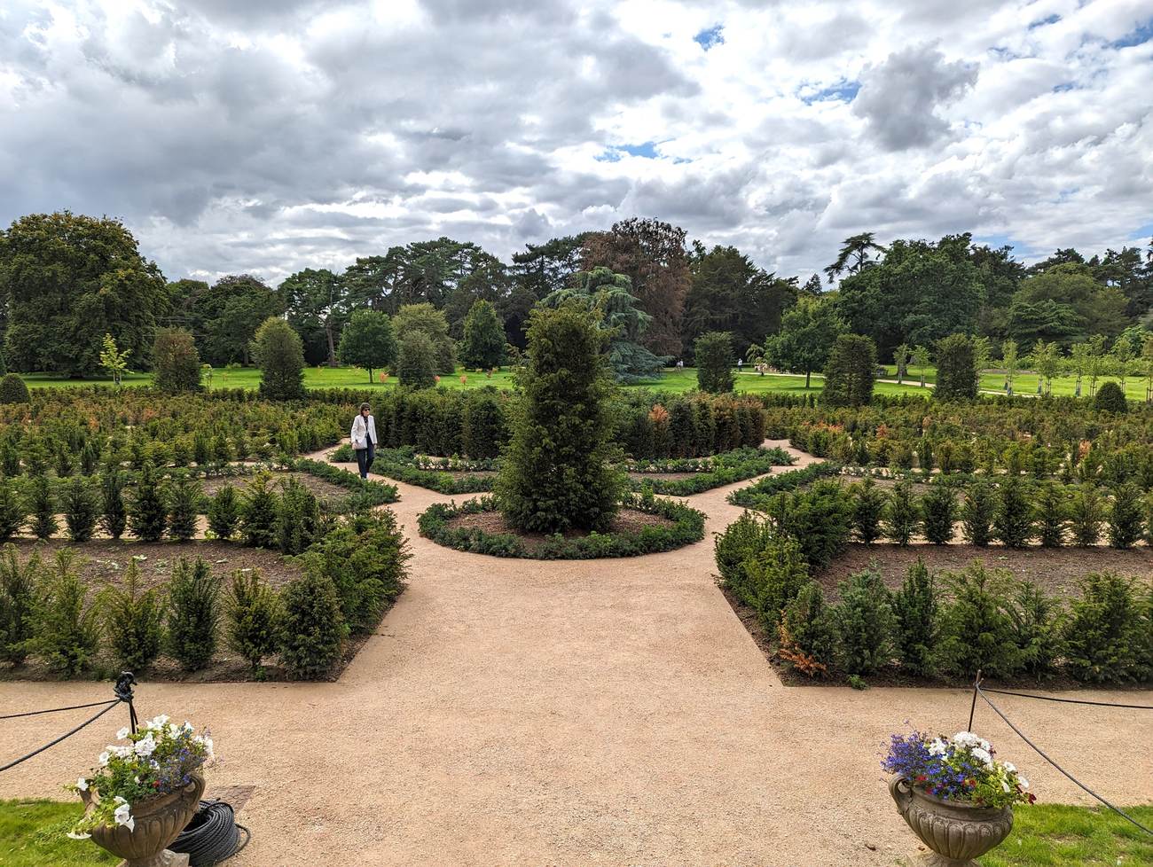 Gestaltete Gartenanlage mit Wegen und Hecken (Beispielfoto)
