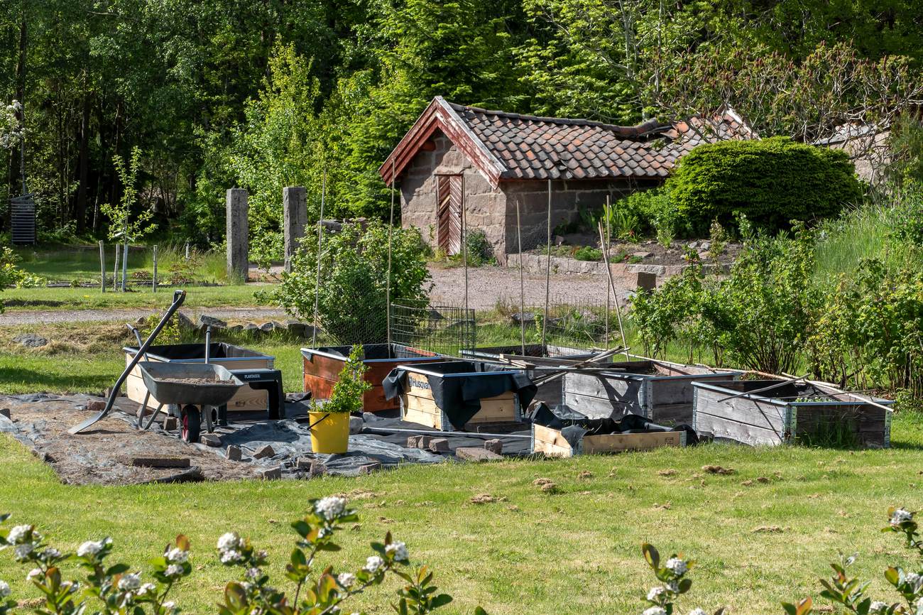 Neu angelegte Hochbeete in einem Garten (Beispielfoto)