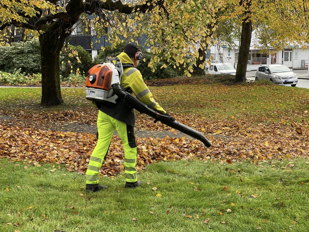 Kommunaler Mitarbeiter bei Laubarbeiten im Park (Beispielfoto)