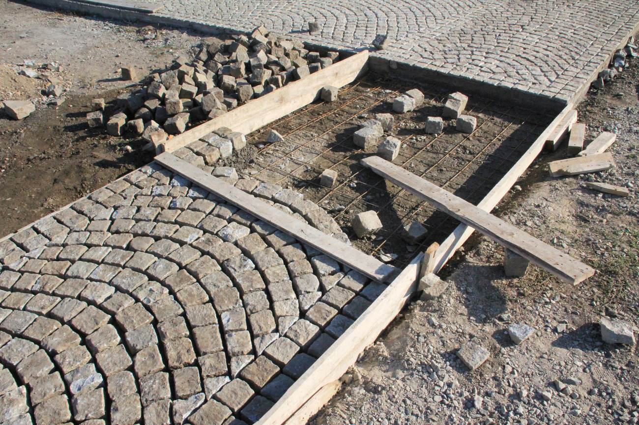 Fächerförmig verlegtes Pflaster mit vorbereitetem Fundament (Beispielfoto)